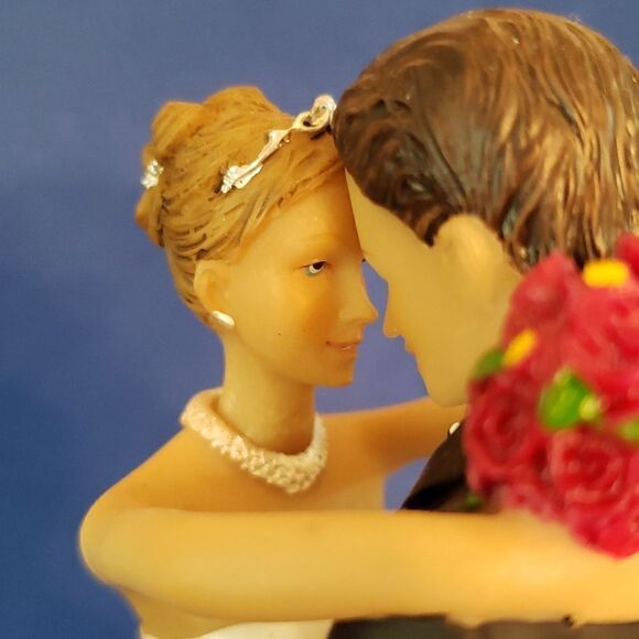 Beautiful Ceramic Bride and Groom Couple Figurine - Picture 7 of 16